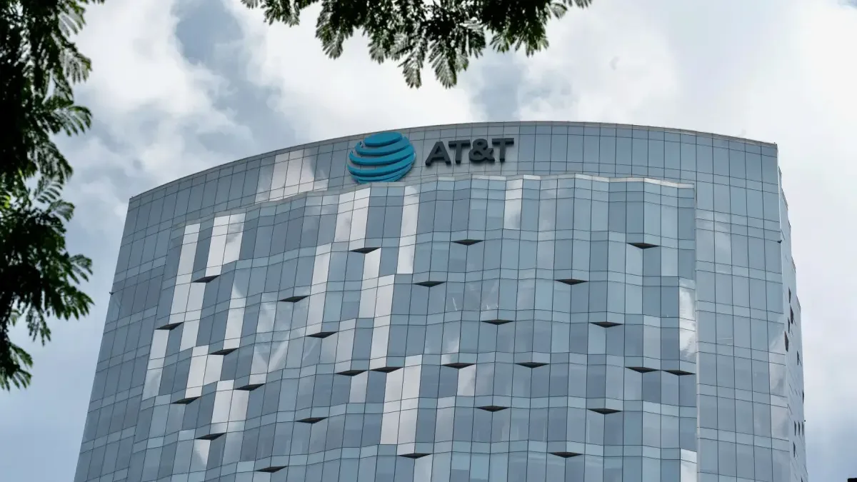 Televisa y Fintech, de David Martínez, acuerdan comprar AT&T México por US$2.000 millones