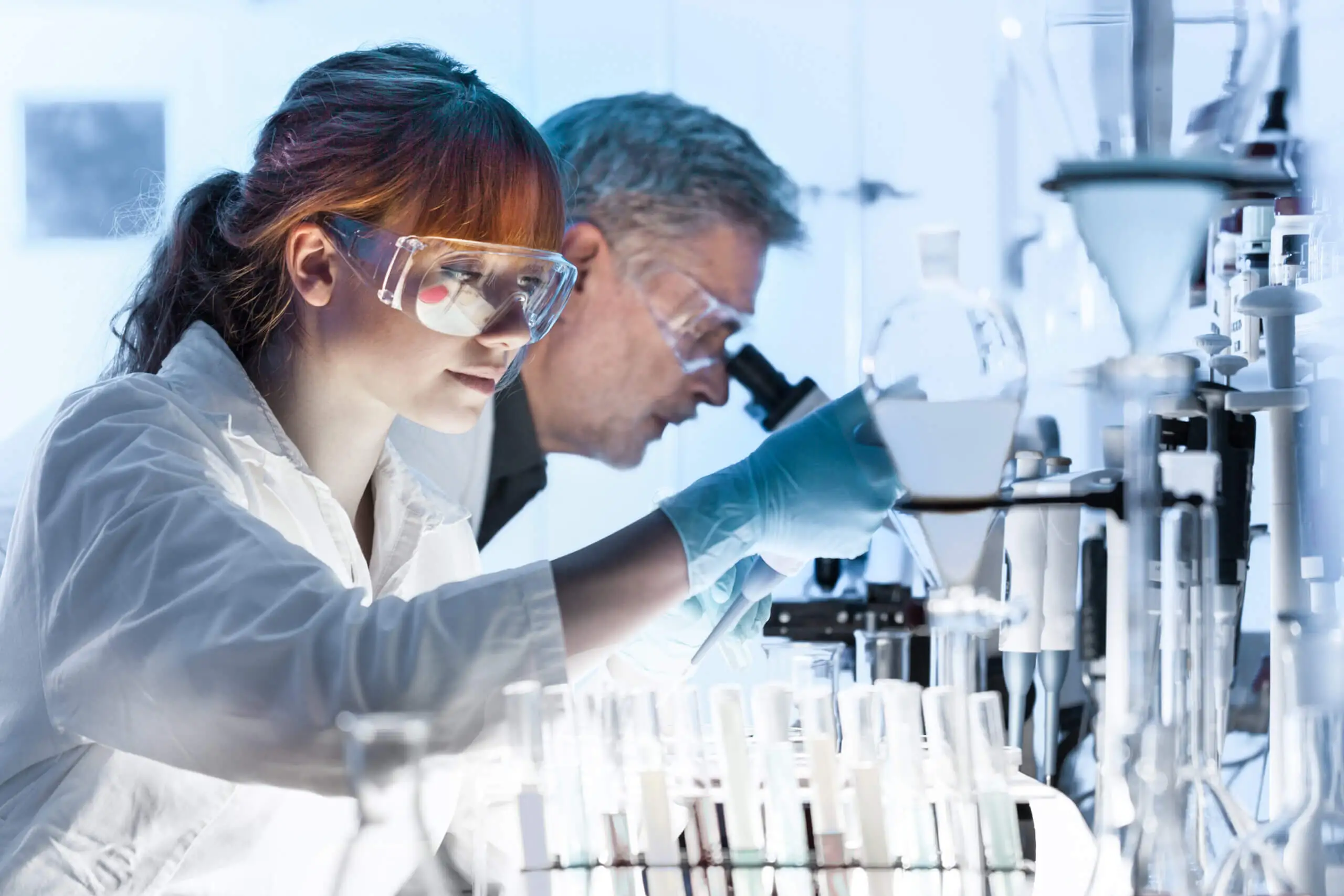 Una IA le gana a los científicos y logra descifrar en 2 días por qué algunas superbacterias son resistentes a los antibióticos