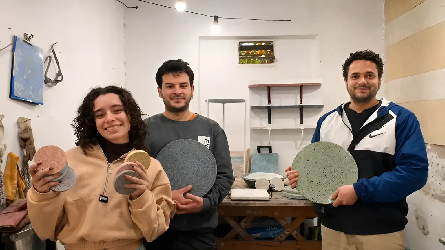Bruta Laboratorio, los muebles de terrazo hechos con botellas de vidrio recicladas