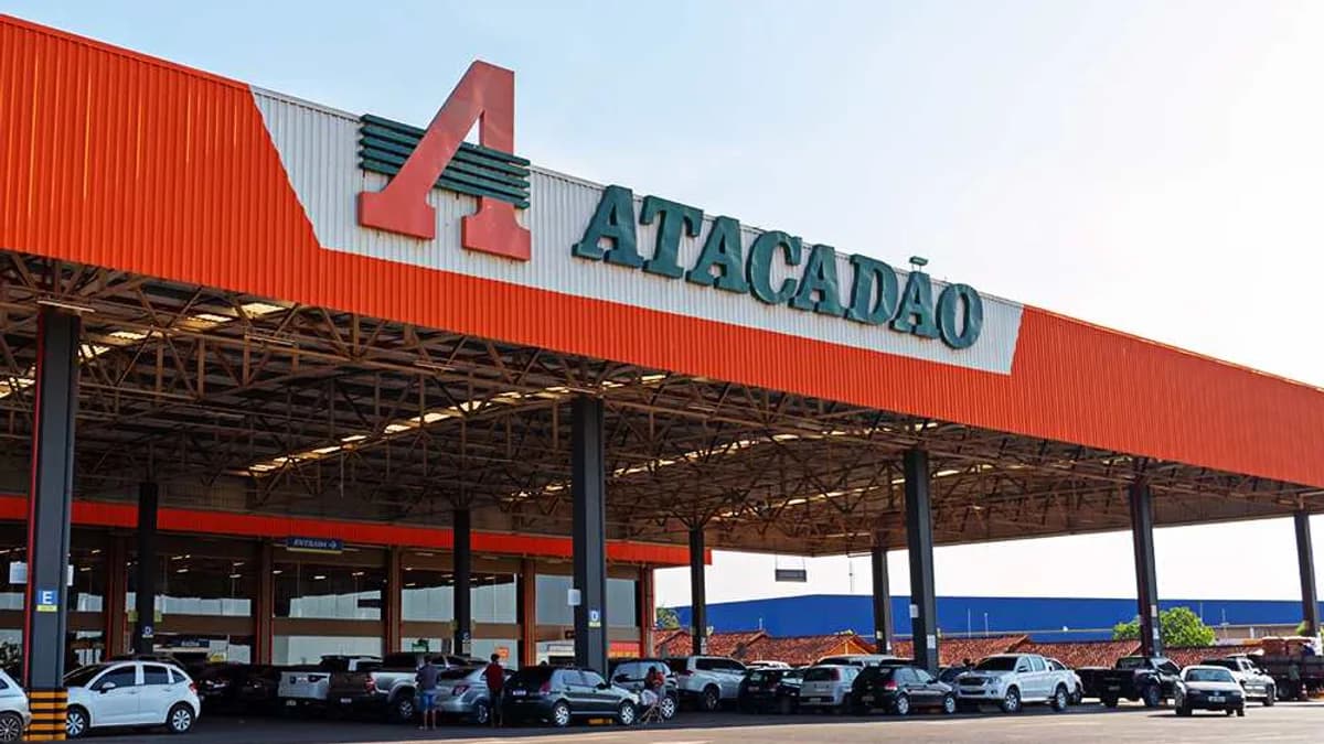 Patria compra hasta 22 tiendas del Atacadão, que seguirá operándolas como inquilino