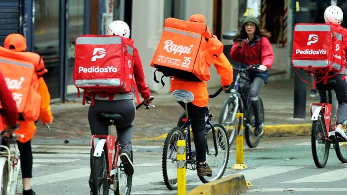 Repartidores de delivery en moto en Argentina; un informe del BCRA revela su endeudamiento con Rappi y Pedidos Ya.