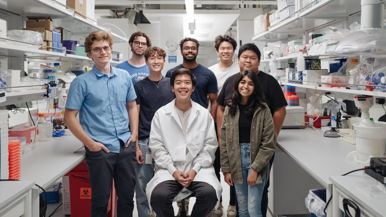 Una IA entrenada con ADN inventó 16 virus nuevos que funcionan en el laboratorio