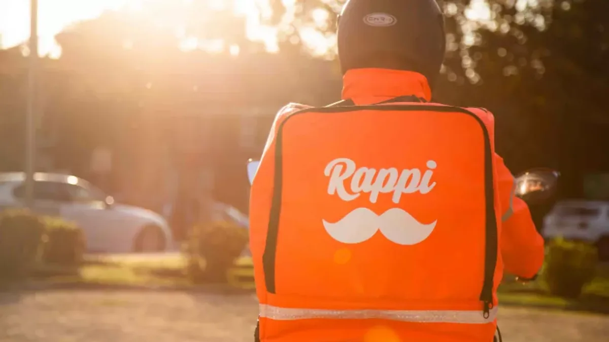 Repartidor de Rappi en la calle; la empresa colombiana reportó una utilidad neta de US$64,8 millones en 2025.
